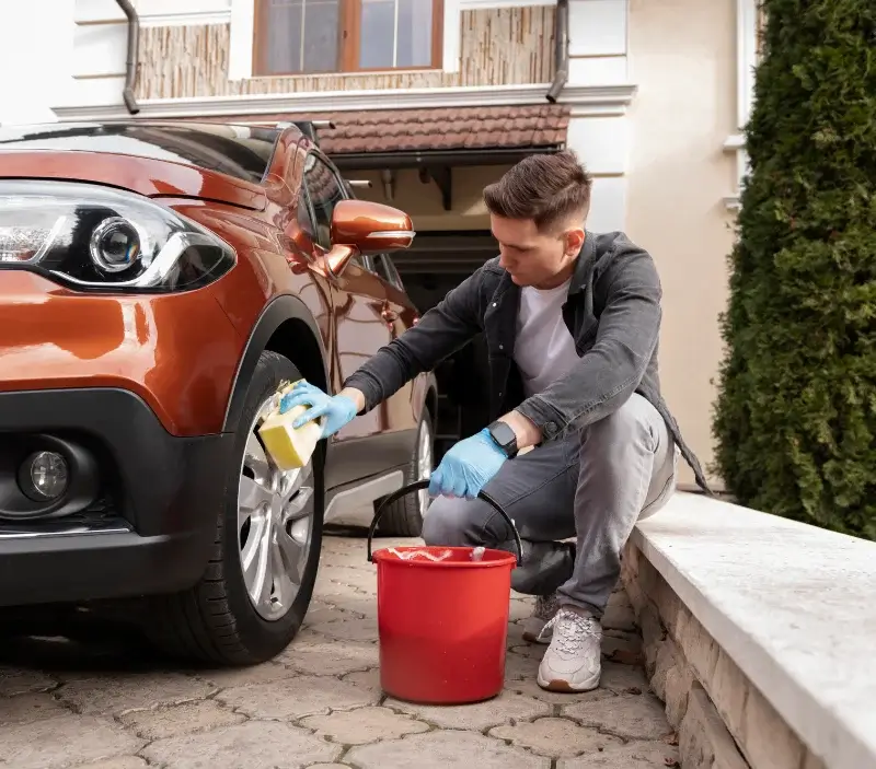 Lavage auto à domicile Ponchon : professionnel intervenant sur un véhicule